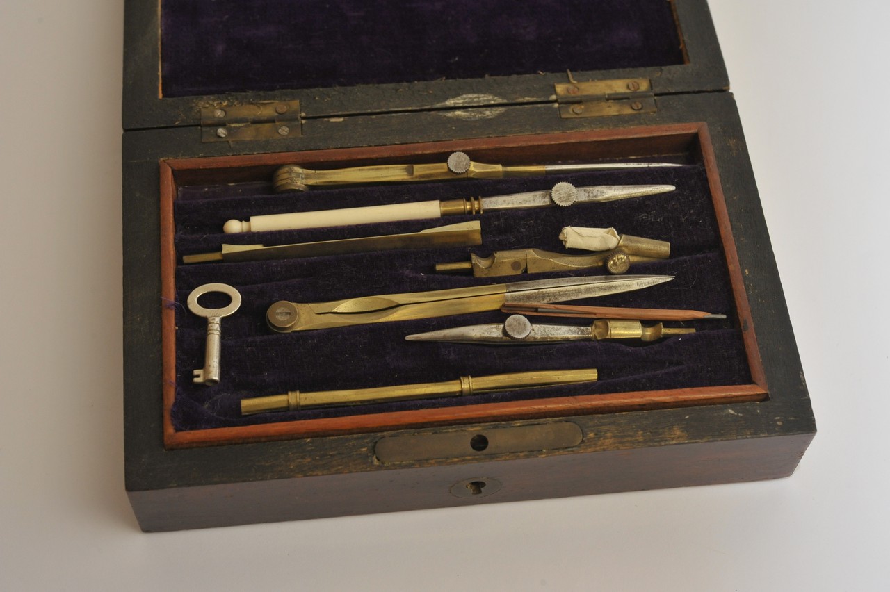 A small rosewood cased drawing set