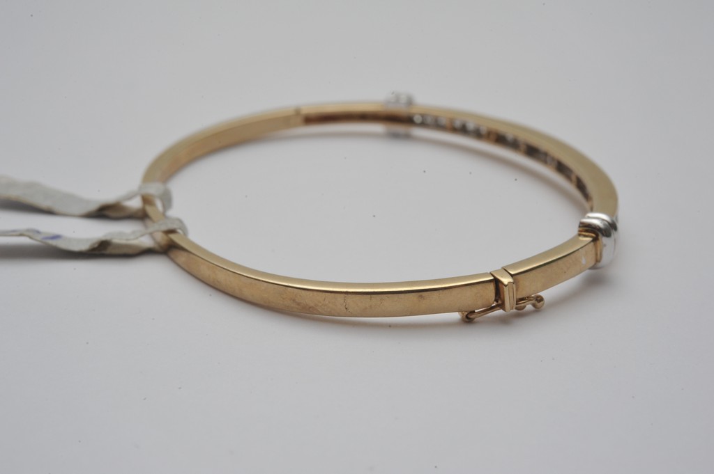 A ladies 9ct yellow gold hinge opening bangle channel set with a single row of brilliant cut - Image 2 of 3