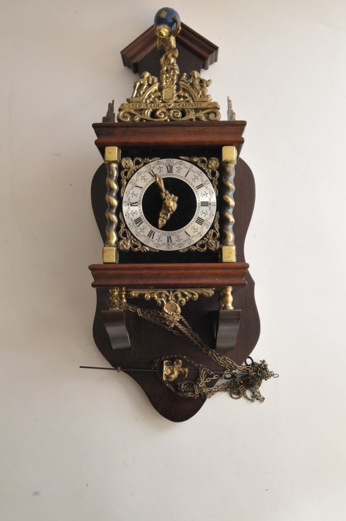 An oak wall barometer and a collection of eight mantel clocks and two wall clocks. - Image 8 of 8