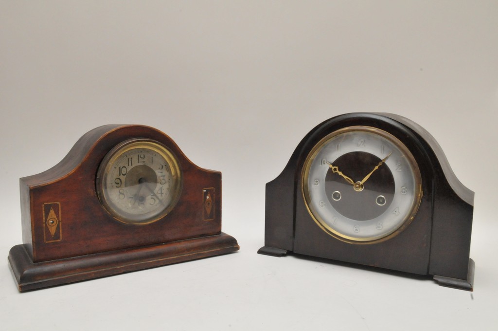 An oak wall barometer and a collection of eight mantel clocks and two wall clocks. - Image 3 of 8