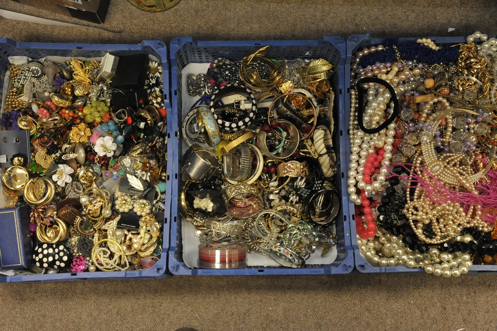 Five trays of mixed costume and dress jewellery