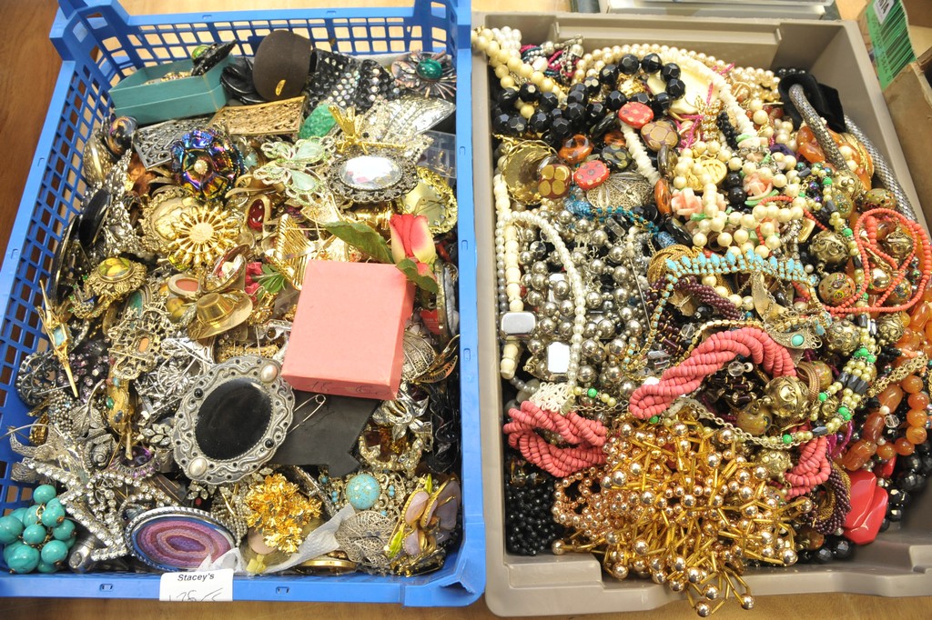 Five trays of mixed costume and dress jewellery - Image 2 of 2