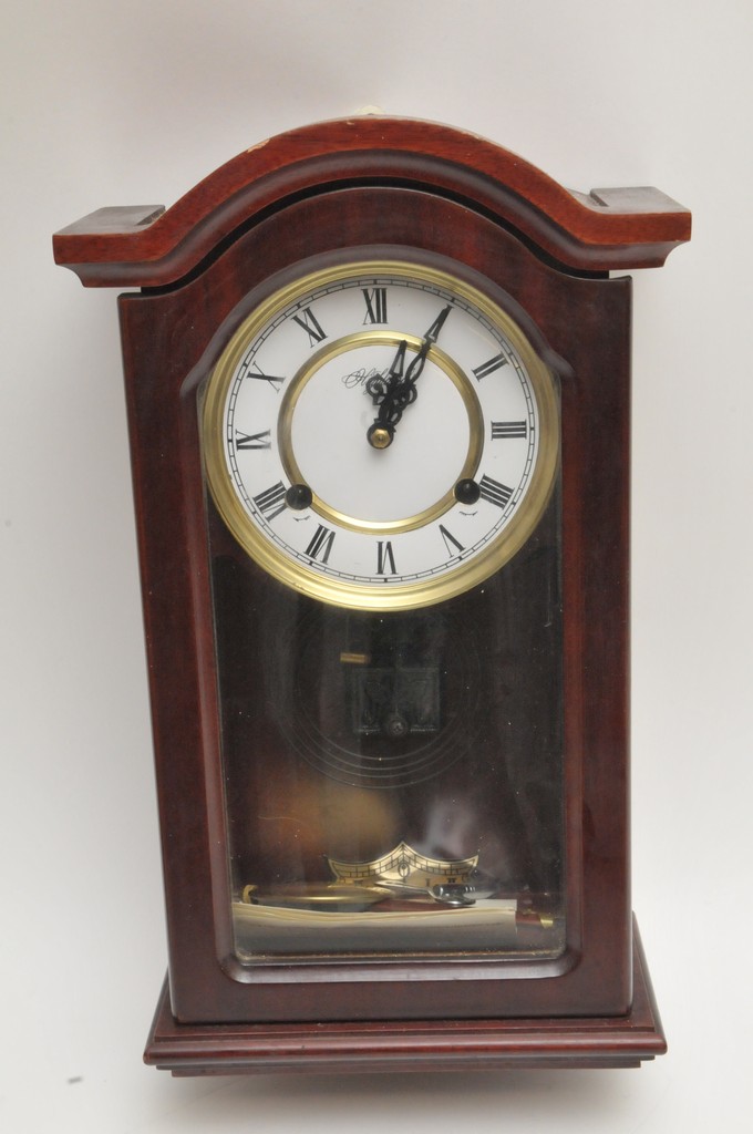 An oak wall barometer and a collection of eight mantel clocks and two wall clocks. - Image 4 of 8