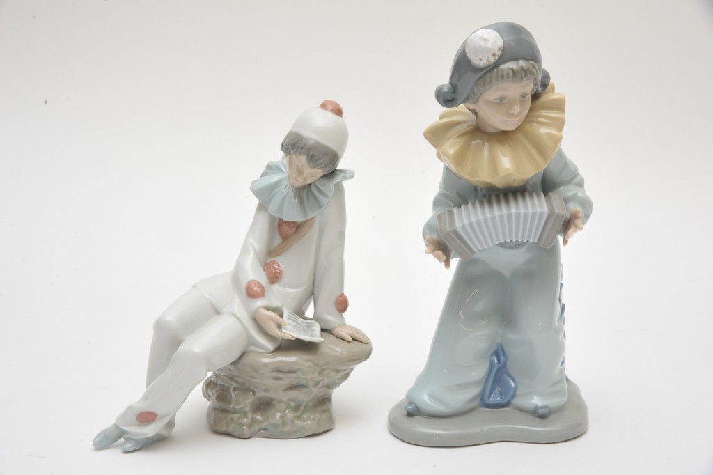 Two Nao figures; the clown children
