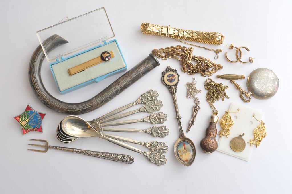 A silver walking stick handle, various gold tone jewellery and spoons