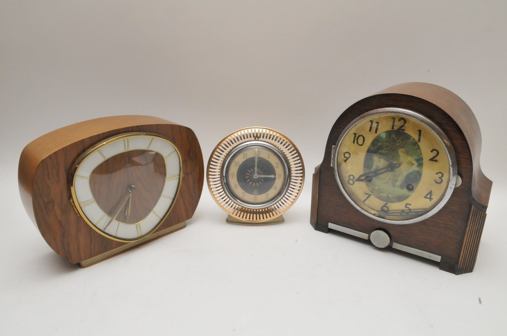 An oak wall barometer and a collection of eight mantel clocks and two wall clocks. - Image 5 of 8