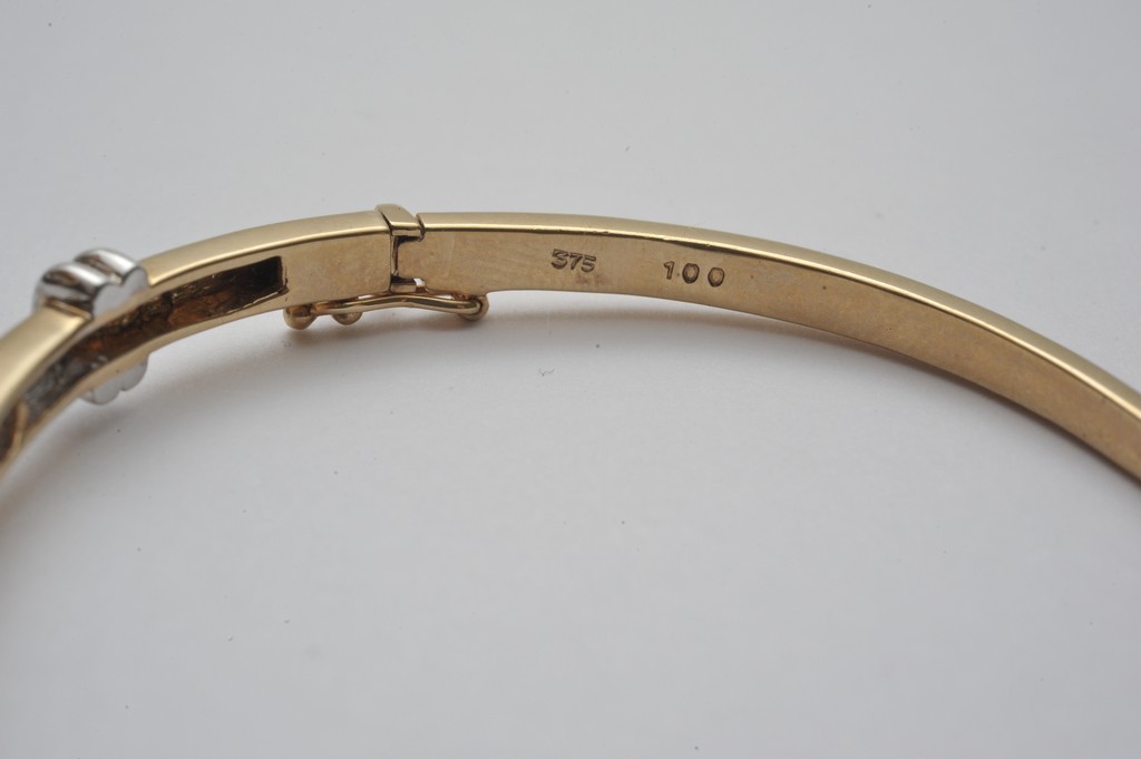 A ladies 9ct yellow gold hinge opening bangle channel set with a single row of brilliant cut - Image 3 of 3