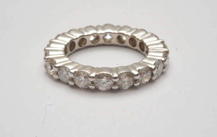 A quality ladies full eternity ring set with a single row of eighteen brilliant cut diamonds with - Image 2 of 2