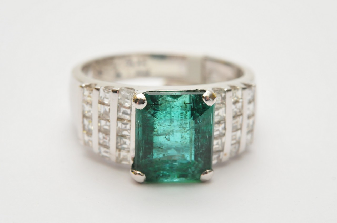 Withdrawn - Emerald and diamond ring. E.4.20, D.1.00. 14K White Gold.