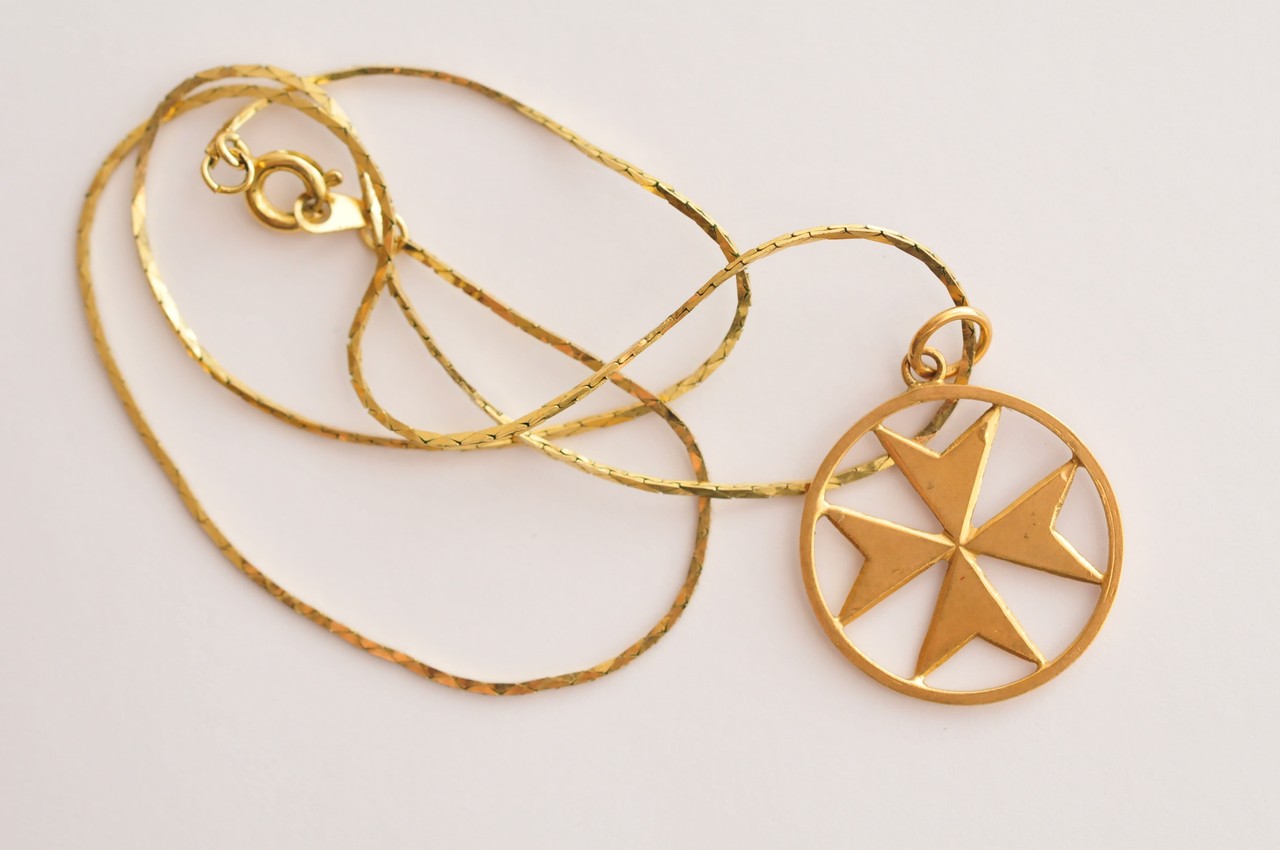 A 9ct gold Matlese cross pendant on gold plated chain