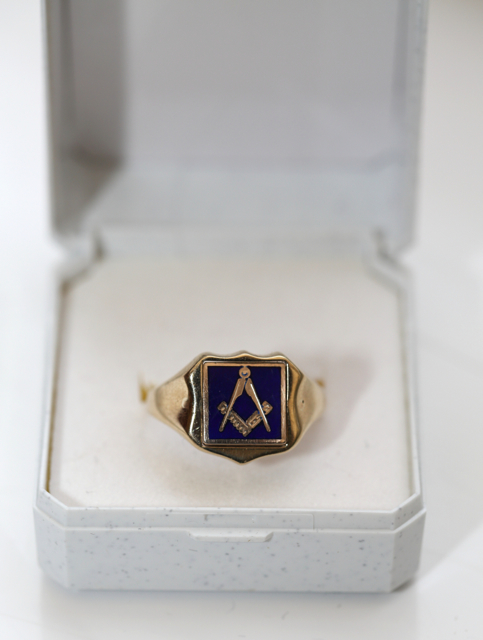 9ct Yellow Gold Masonic Spinner Ring. Size T. 5.8 Grams