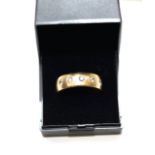 18ct Yellow Gold 5 Diamond Gents Band Ring. Size W. 17.08 Grams