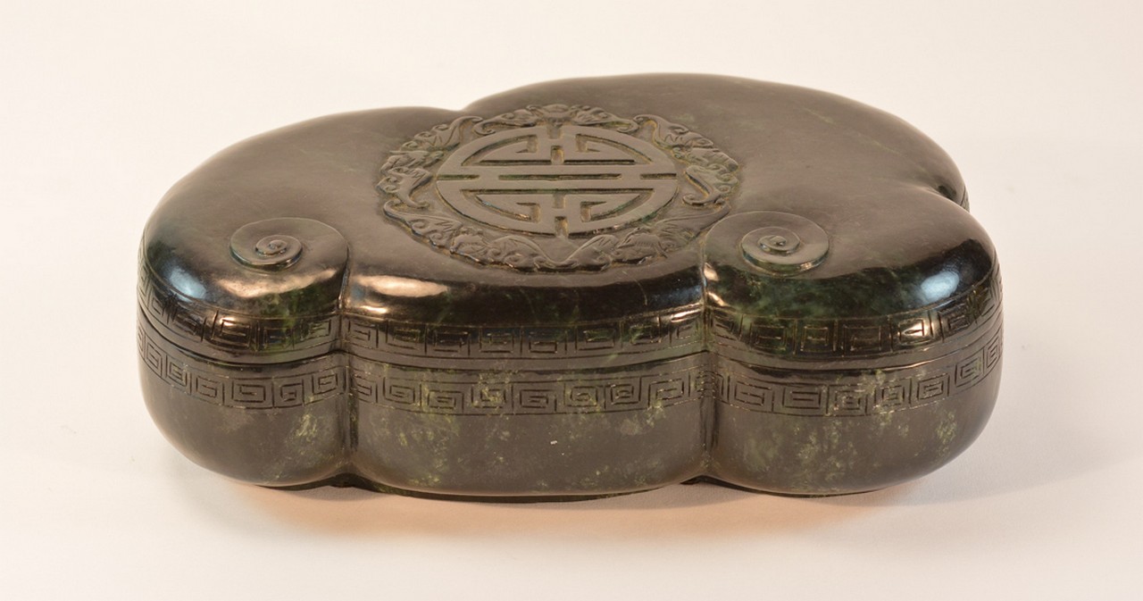 Chinese Spinach Jade Ruyi and Bat Box 20th cen, measures 11.4"long 7"wide  3"h    Please visit our
