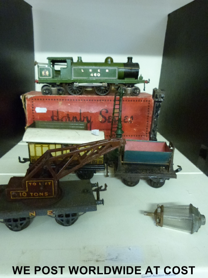 Hornby 0 gauge LNER 4-4-4 clockwork tank locomotive 460 in original box together with various