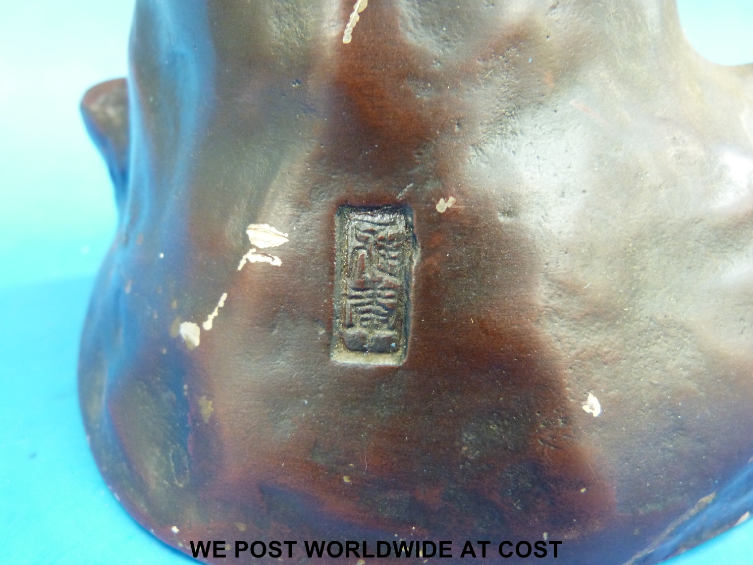 A naturalistic cast metal model of an eagle on a rocky outcrop with Oriental style character mark to - Image 3 of 3