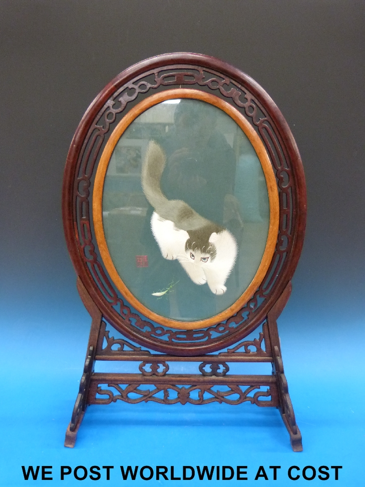 A Japanese silk screen with cat and grasshopper, in fretwood frame, height 74cm - Image 3 of 3