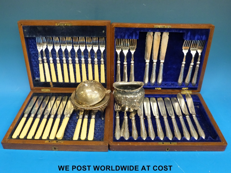A quantity of silver plate including two boxed cutlery sets (some pieces missing).