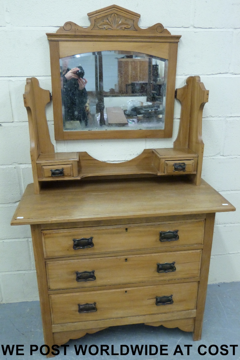 Satinwood dressing chest, width 93 cm.