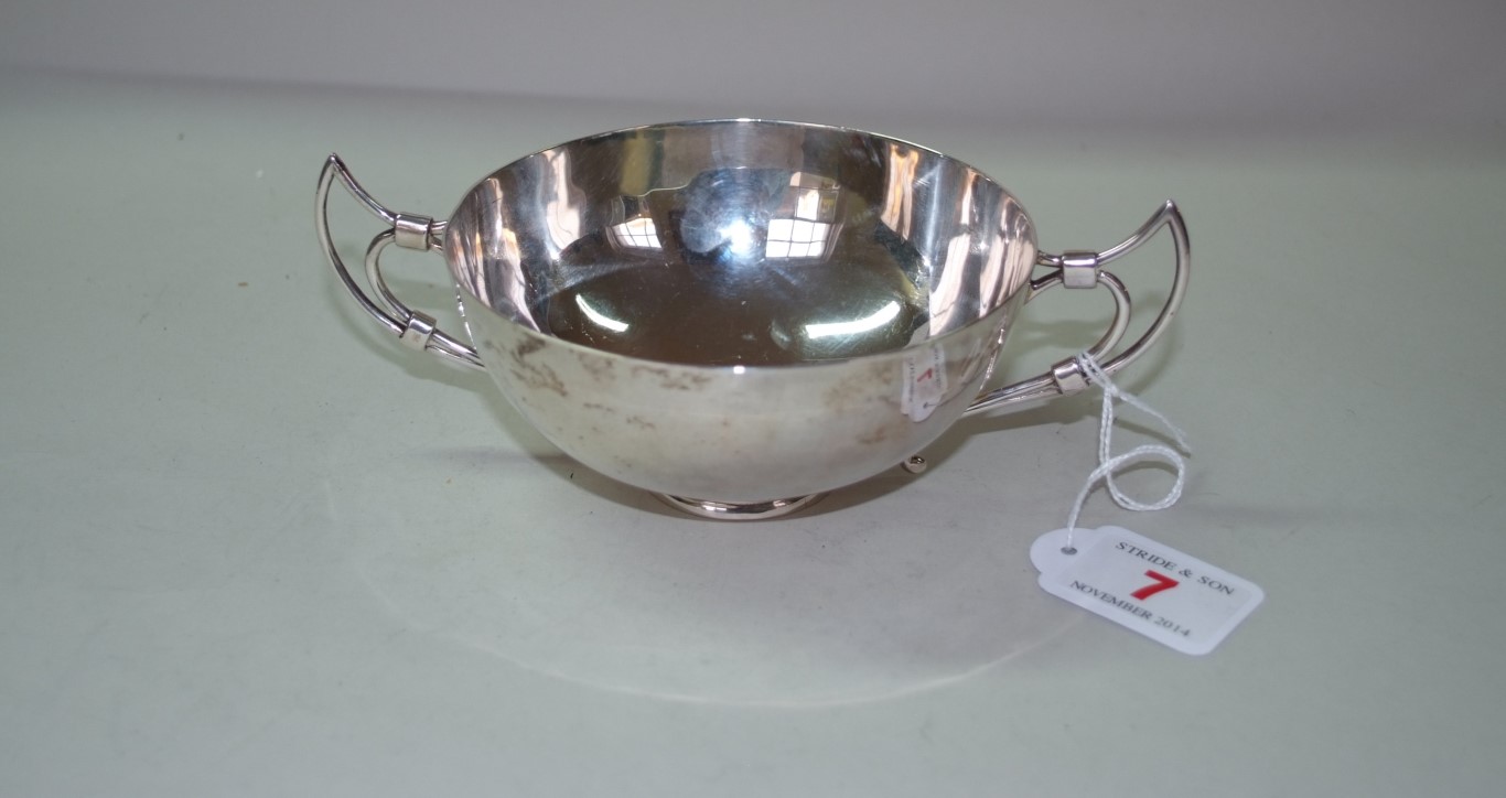 A silver quaich style sugar bowl, by Josiah Williams & Co, London 1911, 189g, 12cm diameter.