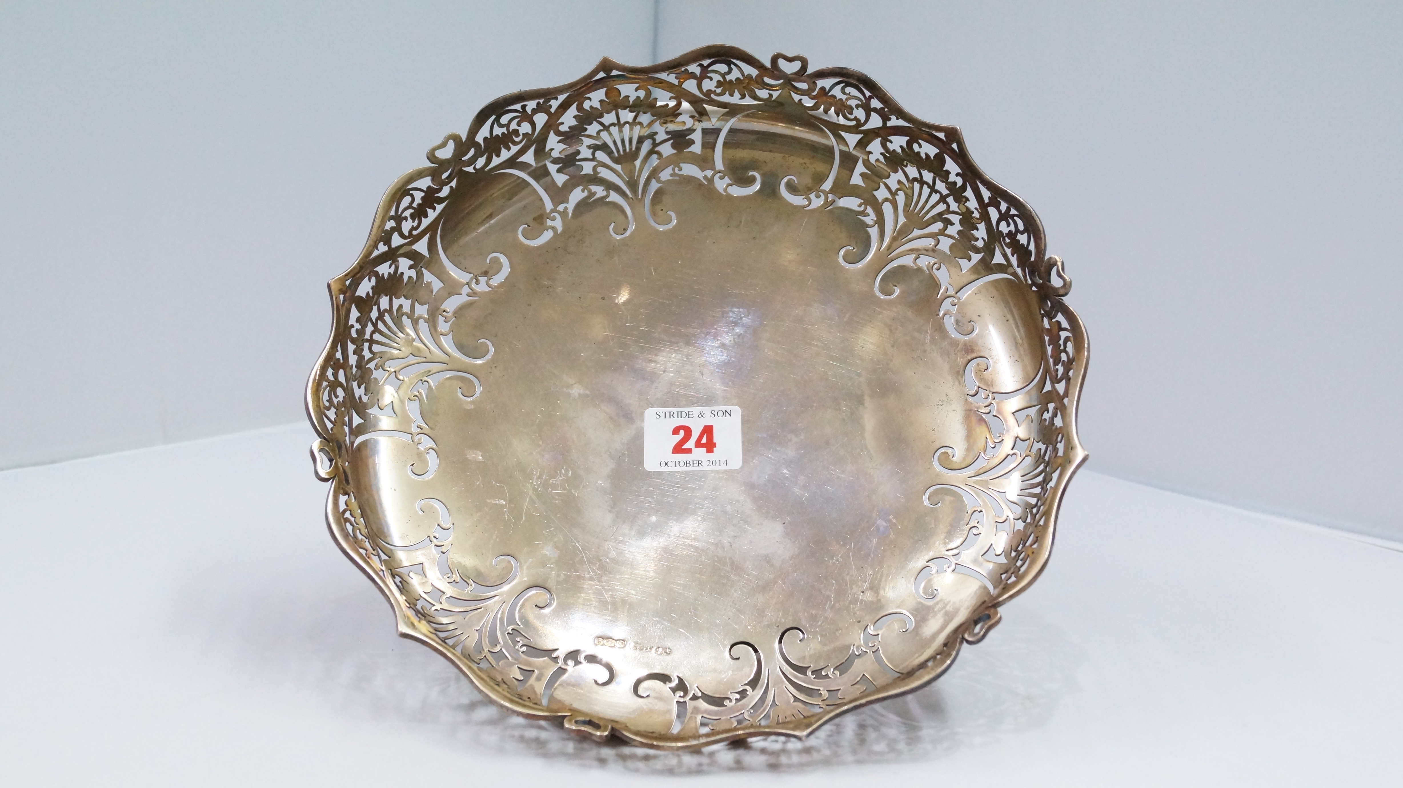 A silver pierced shallow fruit bowl, by John Round, Sheffield 1933, 23cm, 550g.