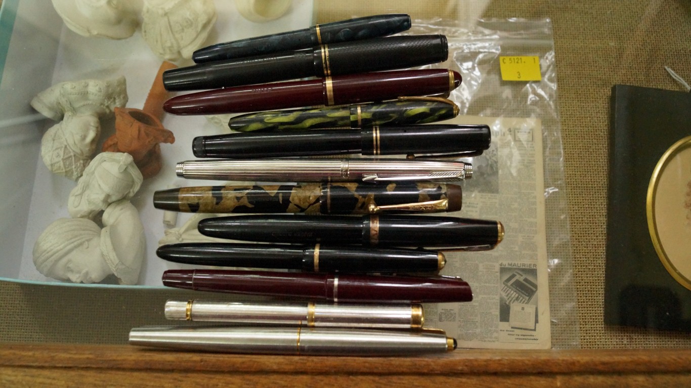 A small quantity of fountain pens and similar, to include a Parker Victory example; a Mentmore