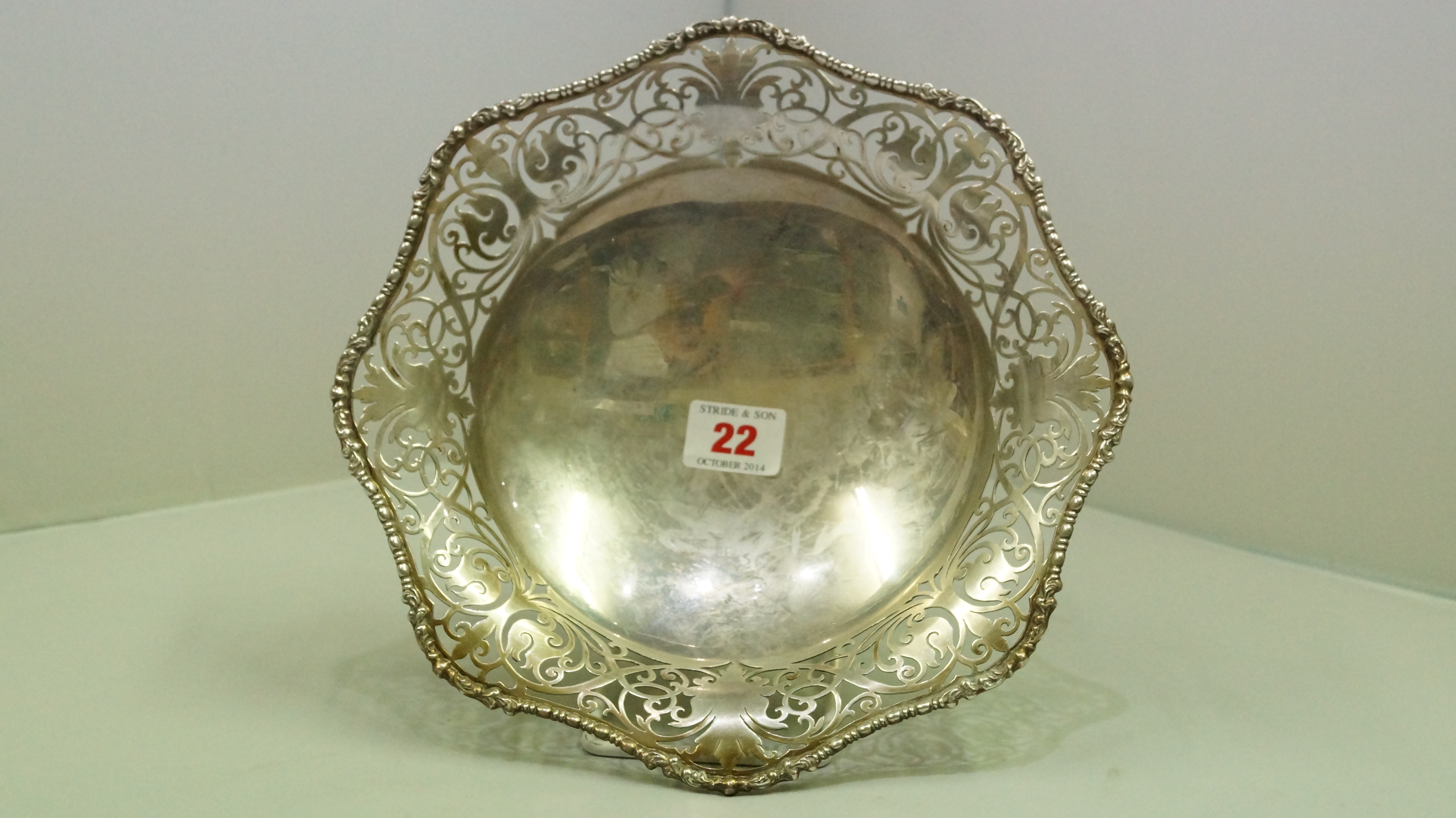 A silver pierced fruit basket, by Deakin & Francis, London 1929, 23.5cm diameter, 401g.