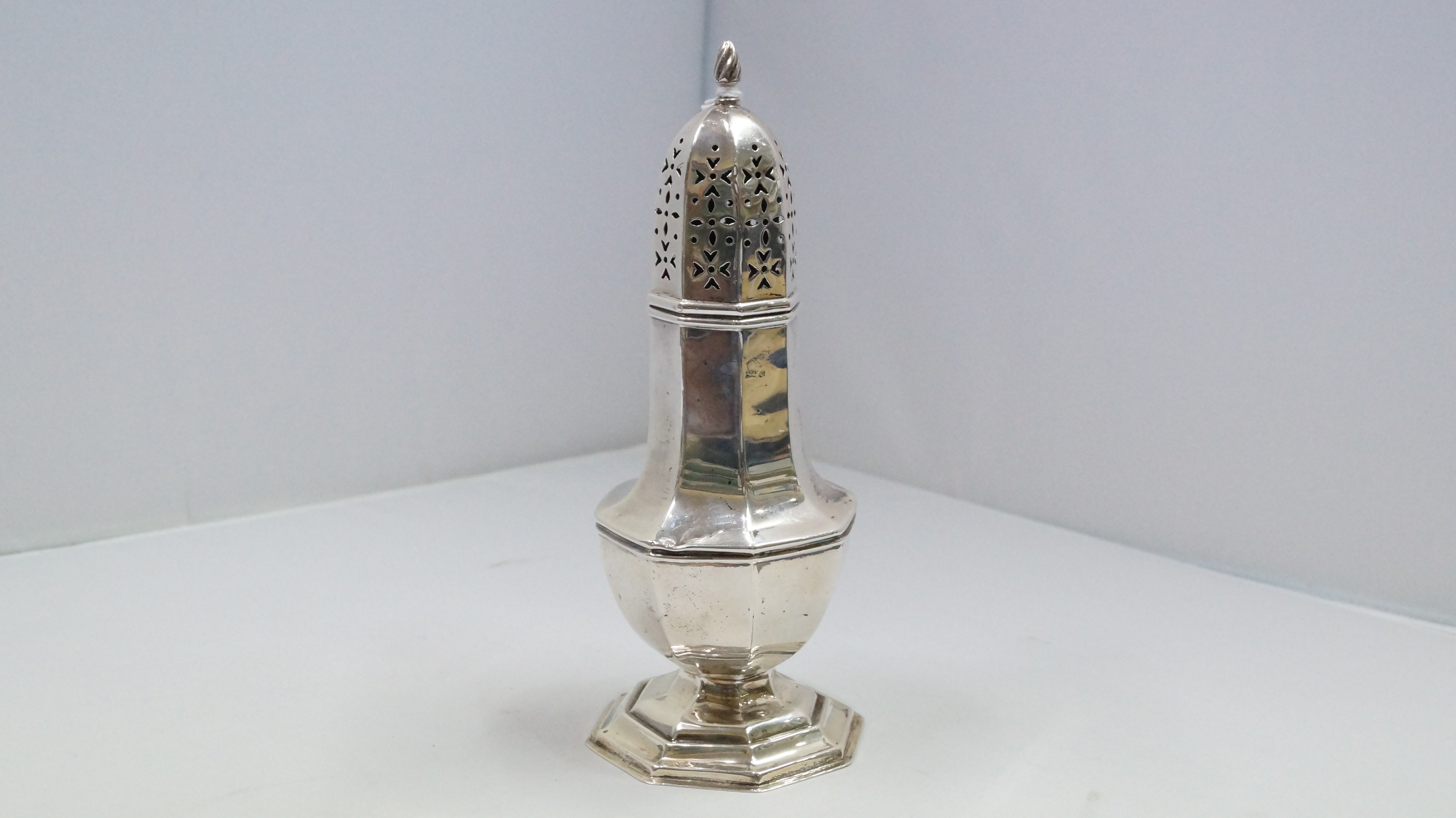 An Edwardian silver sugar castor, by William Devonport, Birmingham 1902, 21cm, 208g.