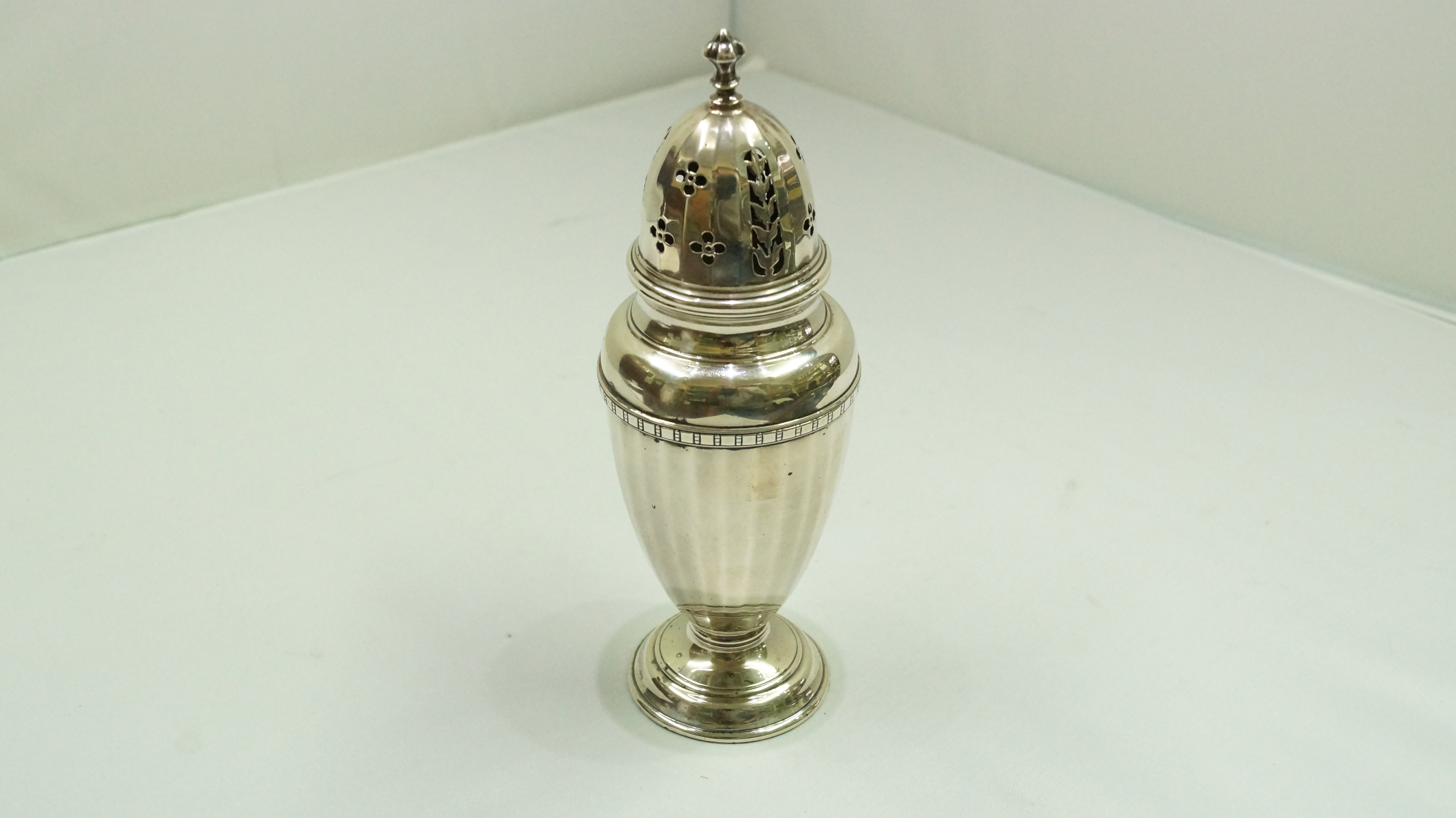 A silver sugar castor, by Adies Brothers Ltd, Birmingham 1933, 19cm, 141g.