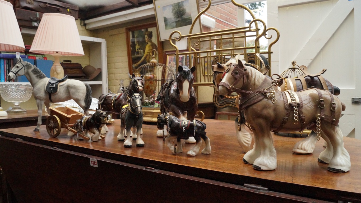 A small quantity of horse models.