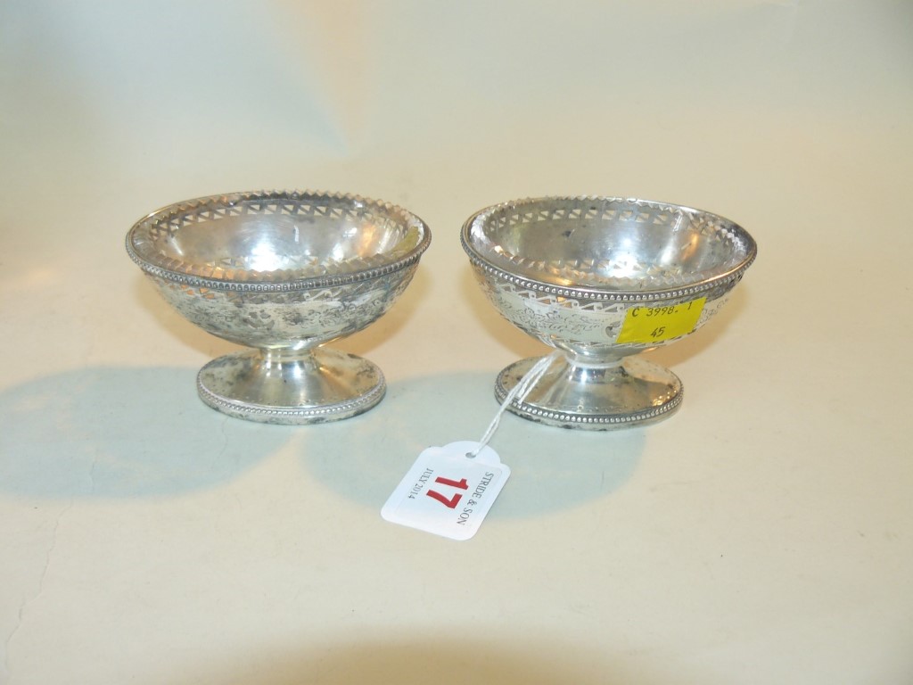 A pair of George IV silver oval salts, by Robert Hennell II, London 1823, 9cm high, 181g.