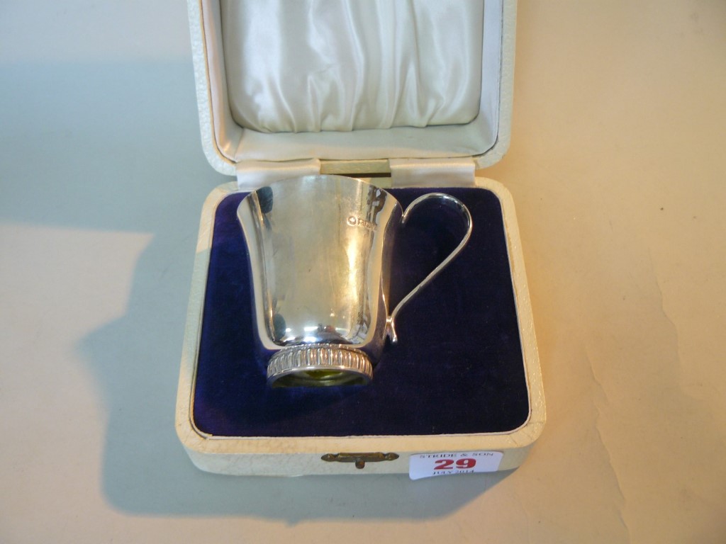 A cased silver Christening mug, by Pepper & Hope Ltd, Birmingham 1964, 7cm, 94g.   Condition Report: