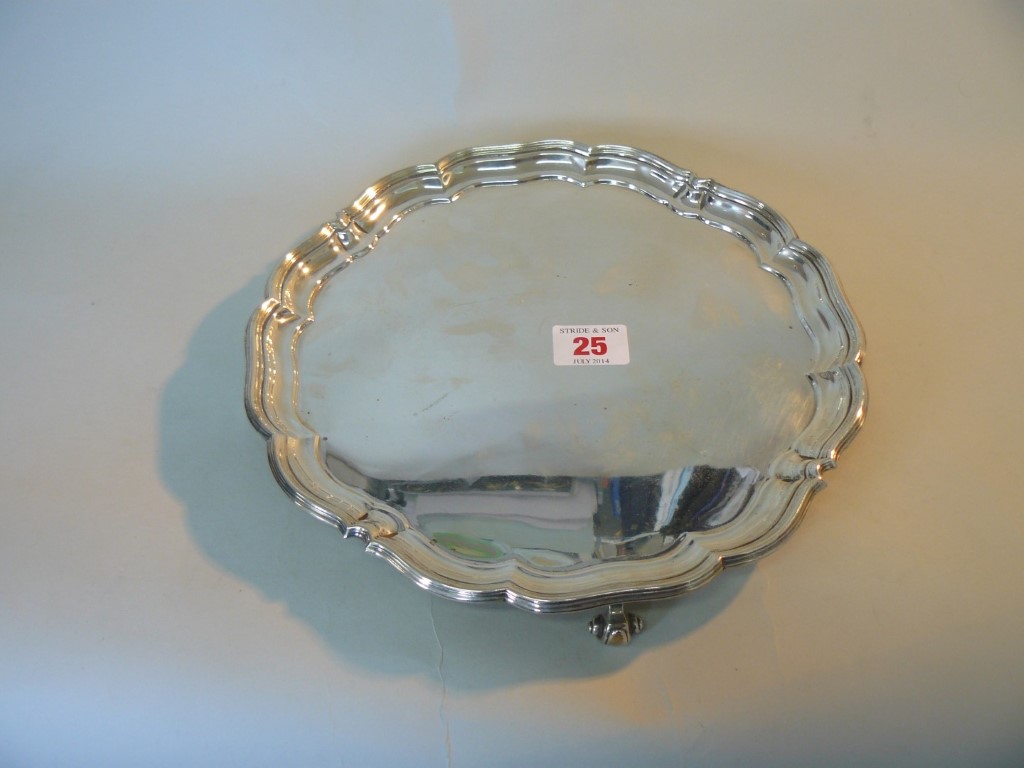 A silver circular salver, by Harrison Bros & Howson, Sheffield 1936, 25cm diameter, 597g.