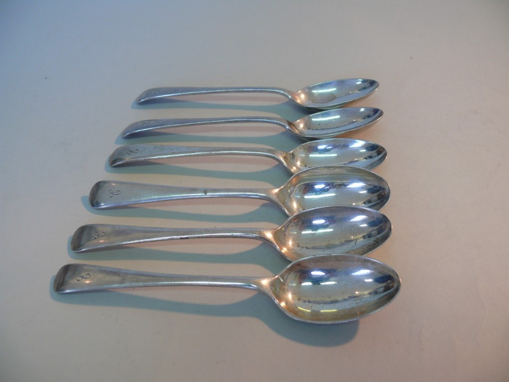 A set of six silver Old English pattern teaspoons, by Walker & Hall, Sheffield 1919, 160g.