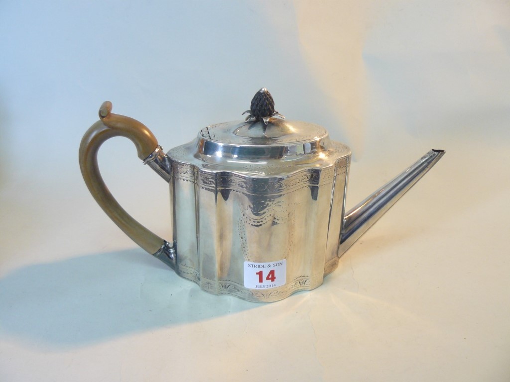 A George III silver teapot, by Thomas Chawner, London 1785, 379g all in.
