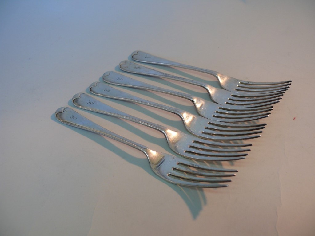 A set of six silver Old English pattern dessert forks, by Walker & Hall, Sheffield 1919, 305g.