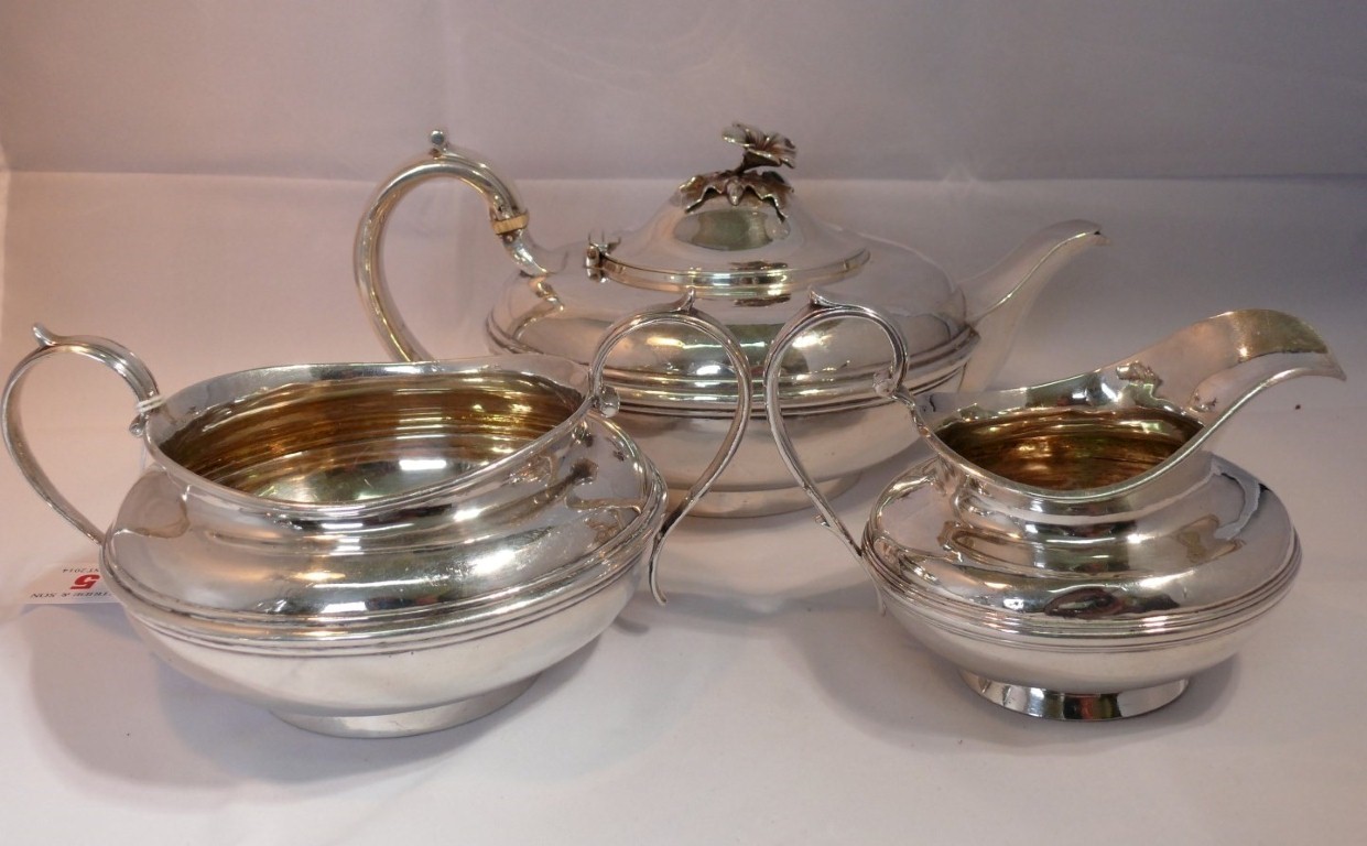 A William IV and Victorian silver composite three piece teaset, 1070g all in.