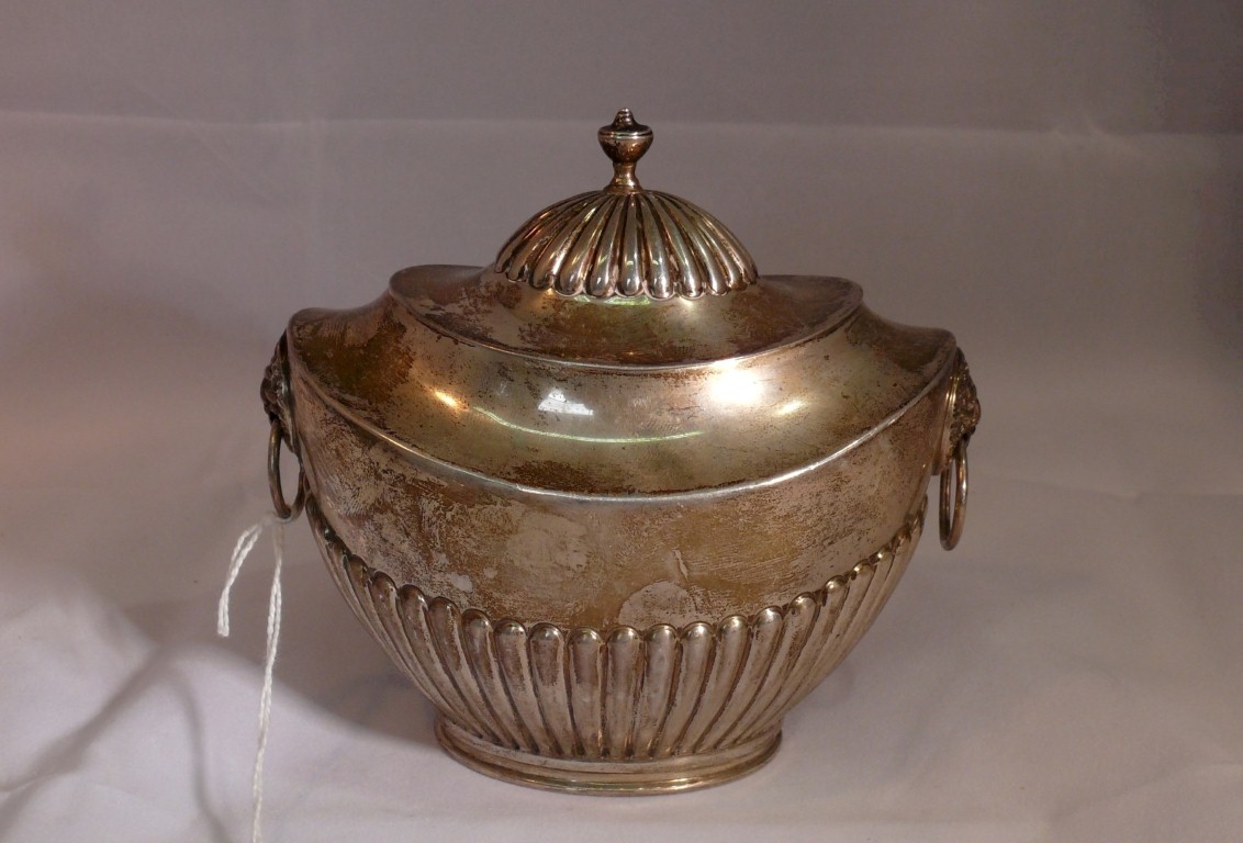 A Queen Anne style silver oval tea caddy, by Goldsmiths & Silversmiths Co Ltd, 11cm; together with a