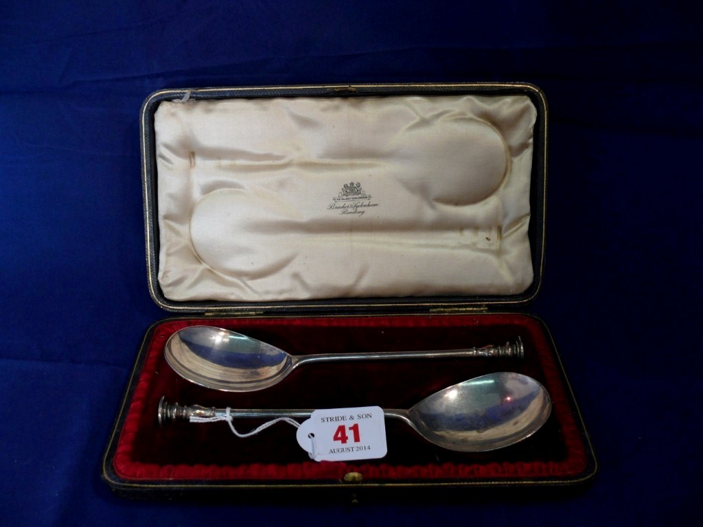 A cased pair of Victorian silver seal top spoons, by Holland, Aldwinckle and Slater, London 1901,