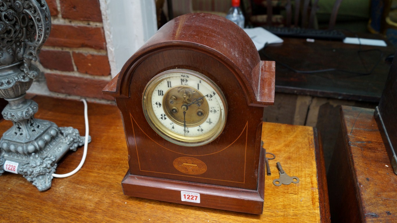 An Edwardian mahogany and inlaid mantel clock, 29cm high.