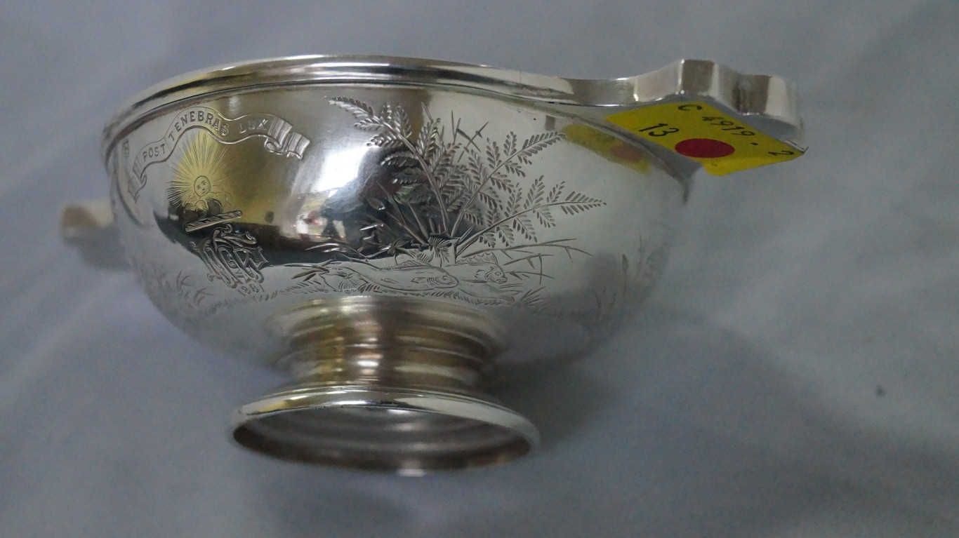 A Victorian Scottish silver quaich, by R & G D, Glasgow 1877, chased fishing boat on loch to - Image 3 of 4