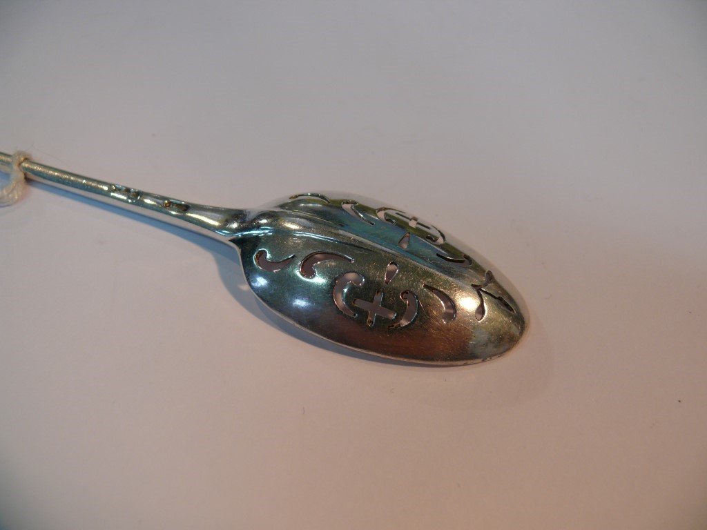 An 18th Century silver mote spoon, by W. - Image 3 of 4
