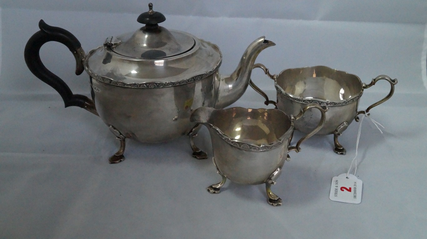 A silver three piece tea set, by J Rodgers & Sons Ltd, Sheffield 1934, 984g all in. Condition - Image 2 of 4