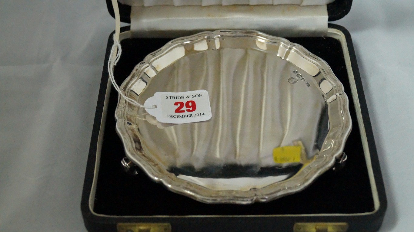 A cased silver card tray, by Viners, Sheffield 1952, 15cm, 209g.