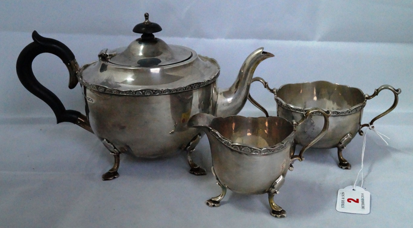 A silver three piece tea set, by J Rodgers & Sons Ltd, Sheffield 1934, 984g all in. Condition