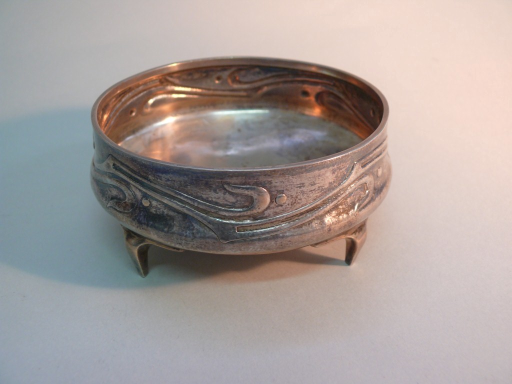 A late Victorian Cymric silver circular sugar bowl, by Liberty & Co., Birmingham 1901, on four feet,