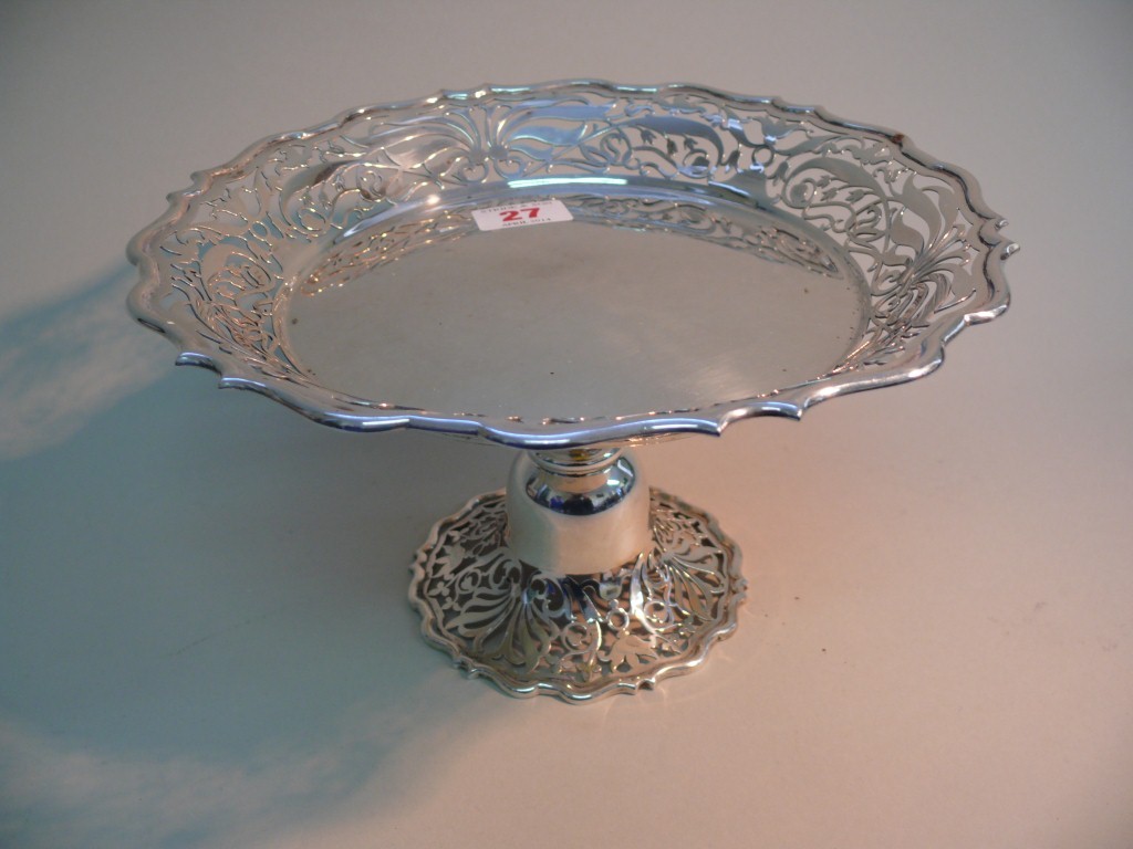 A Edwardian pierced silver tazza, by Goldsmith & Silversmith Co. Ltd, London 1903, 20oz, 24.5cm