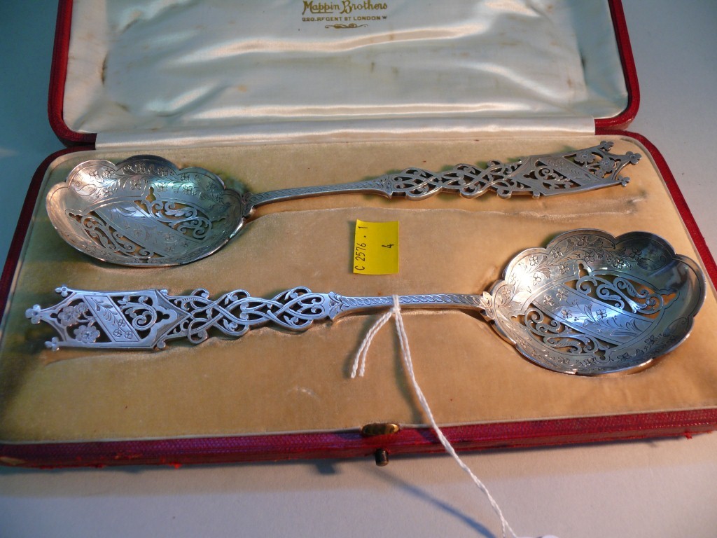 A cased pair of Edwardain silver pierced serving spoons, by Mappin & Webb, Sheffield 1902, 4.