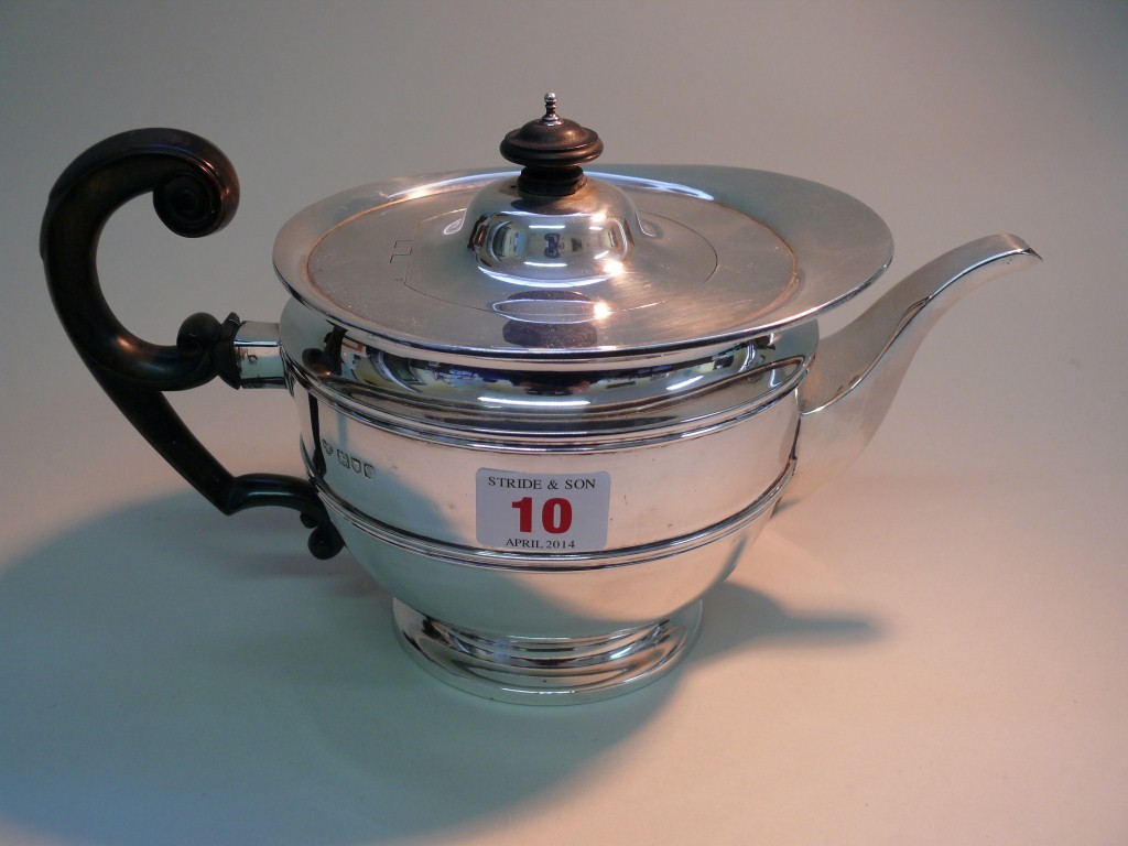 An Edwardian silver teapot, by The Goldsmiths & Silversmiths Co. Ltd, London 1909, 27oz all in.