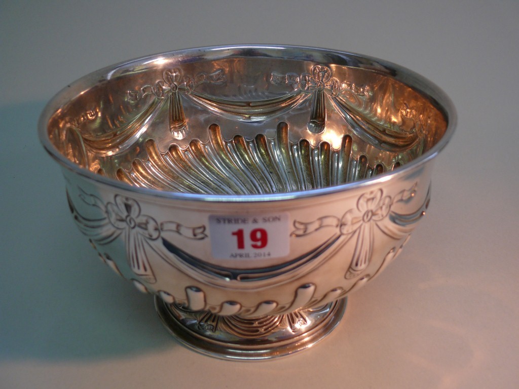 An Edwardian silver rose bowl, by Mappin & Webb, Sheffield 1903, having repeated ribbon bow and