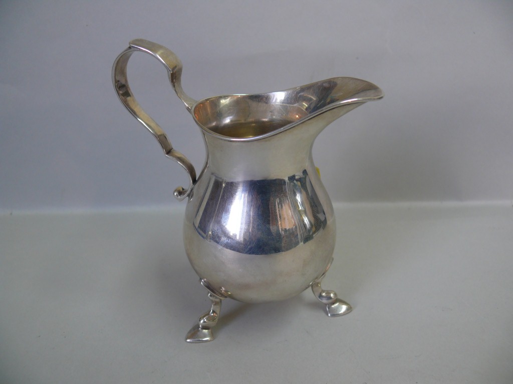 A silver cream jug, by Edward Barnard & Sons Ltd, London 1914, 2.5oz.